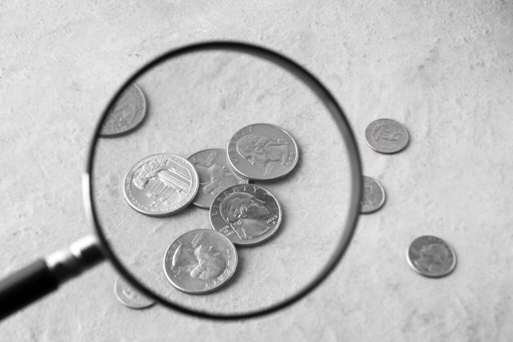 monedas vista con lupa
